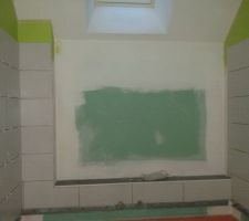 Peinture et fa&iuml;ence salle de bain des enfants