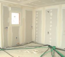 1 partie de la cuisine avec fen&ecirc;tre