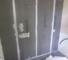 Mastic colle aux jointures et autour des robinets.