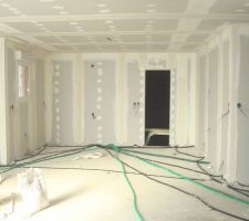 Vue sur la partie cuisine avec porte donnant sur le garage