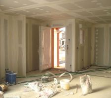 Entr&eacute;e partie cuisine &agrave; droite