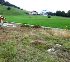 Apr&egrave;s un premier report d&ucirc; &agrave; la v&eacute;g&eacute;tation un peu trop luxuriante, l'implantation a finalement &eacute;t&eacute; faite aujourd'hui, il &eacute;tait temps, la pelle attend patiemment &agrave; c&ocirc;t&eacute; du terrain?