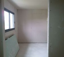 Chambre parentale vue du dressing