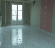 Carrelage vue c&ocirc;t&eacute; porte d'entr&eacute;e