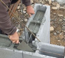 Le maçon au travail
