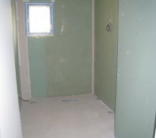 Vue de la salle de bain, elle parait plus grande en vrai :)