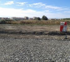 La on avance route en caillou et terrain délimité