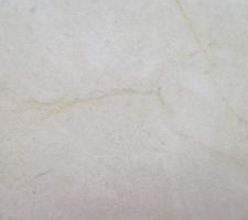 Carrelage pr&eacute;sent dans la douche de la Sdb 2. Aspect brillant et tr&egrave;s clair.