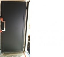 La poign&eacute;e de la porte d'entr&eacute;e