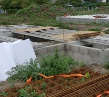 D&eacute;but de la pose des hourdis cot&eacute; garage
Photo prise &agrave; 12h45, &ccedil;a a d&ucirc; avancer encore dans la journ&eacute;e