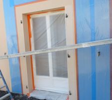 Voilà la retouche que fait le facadier pour ratraper la difference de couleur. il s agit d un enduit. au debut tradieco voulait se contenter d une peinture. 
qui serait d accord pour faire de la peinture sur une facade de maison neuve ?
tradieco se moque vraiment du monde.
faut savoir que si de la peinture est posée sur un crepi d une maison neuve la decennale de la facade est annulée. ceci pour la personne de nohanent qui va faire peindre toute sa facade ratée.
une fois que les encadrements ont été realisés , les se ferment mal et forcent sur les gonts. je pense que les gonts vont pas tenir longtemps.