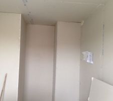 Petit dressing de notre chambre