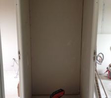 Le couloir. On fera sûrement un placard avec étagères