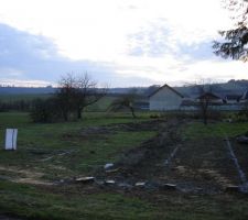 Mise en oeuvre de la maison par le platre sur le sol pour le futur terrassement.