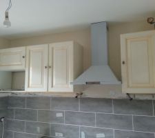 Faience avec du cr&eacute;pis orang&eacute; au dessus. Meubles hauts pos&eacute;s