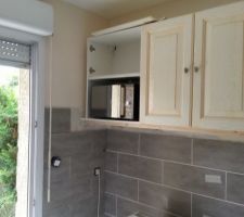 Essai du micro onde, le meuble du micro onde a &eacute;t&eacute; refait sur mesure &agrave; partir d'un meuble sur-hotte.