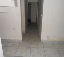 Vue sur le couloir vers les chambres