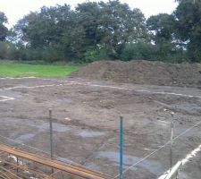 Après décapage de la terre,le maçon est venu faire l'implantation