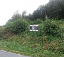 Le panneau de permis plac&eacute; sur le terrain