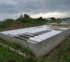 Une partie des hourdis est pos&eacute;e