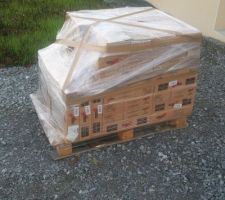 Le carrelage est livré, les joints du bas sont normalement terminé, ceux du haut pas encore commencés.