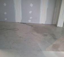 Le carreleur a fait un ragréage pour rattraper les niveaux de la dalle eu RDC