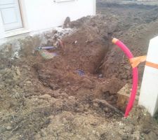 Tranchée en cours pour le passage des gaines d'alimentation en électricité, gaz,...