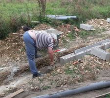 Tonton Jean Paul en action pour le mur qui va soutenir la terrasse