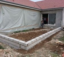 Le mur qui va accueillir la terrasse est terminé... ma femme est venue me donner un coup de main pour recouvrir le tuyau d'évacuation... j'ai terminé ensuite en nivelant tout ça (belle ampoule aux mains en fin de journée ^_^ !!!! )