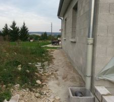 Arrière de la maison, les tuyaux d'évacuations sont en cours de pose