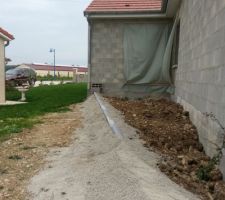 Côté Nord, même chose... un muret sera nécessaire en bordure du terrain pour terminer ce travail.... oups, pas prévu dans le budget mais on fera avec