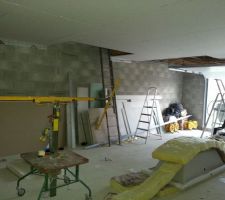 On travaille aussi un peu à l'intérieur : après avoir posé en septembre les suspentes, c'est maintenant la pose des plaques.... on va être ralenti par l'électricité qui n'est pas terminée à ce niveau et donc la pose des plaques côté porte de garage se fera plus tard.
