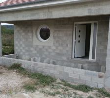 .... Après le muret pour la terrasse, on a continué avec celui de l'entrée.