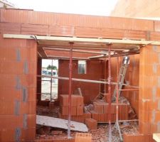 Le petit garage,qui nous servira plut&ocirc;t de buanderie et de d&eacute;barras...