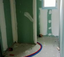 Une vue de la future salle de bain avec la douche italienne au fond