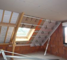 Petite description de l'isolation :

film sous toiture (partie de gauche)
laine de verre de 120mm / GR32 d'ISOVER (partie centrale sous le velux
membrane d'étanchéité climatique collée sur l'isolant (partie droite)