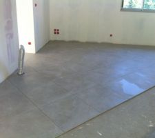 Pose du carrelage dans la grande piece