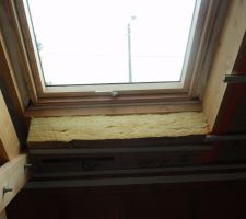 Début de l'isolation au niveau de l'un des velux. On peut y voir les 120mm d'isolants GR32 tel que nous l'avons demandé.