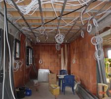 Vue des gaines électriques et des suspentes qui annoncent bientôt la pose des plafonds du rez de chaussée.