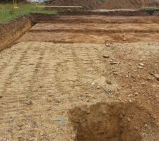 L'allée et la préparation pour le pilier du Carport