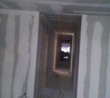 Le couloir de l'aile droite de la maison