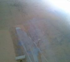 Mise en place d'un accrocheur avant la pose du carellage