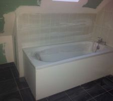 Faïences Thalis Blanco au dessus de la baignoire