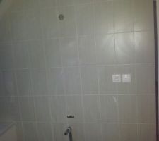 Faïences Thalis Blanco sur le mur du Lavabo