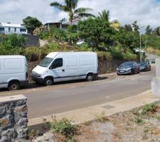 Voici le terrain c&ocirc;t&eacute; route.