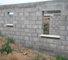 Appuis de fen&ecirc;tre, chambre et salle de bain.