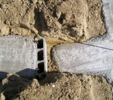 Il y a une rupture entre la fondation de la partie garage et de la partie habitation.

Est ce normal?
