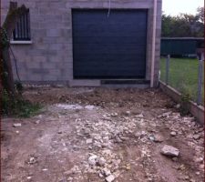 Seuils de garage montés (avant et arriere) viabilités definitivement terminé et remblayé car derniers fils electriques pr portails, interphone et lumieres ext passés