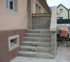 Elargissement de l&acute;escalier pour permettre la mise en place de l&acute;isolation