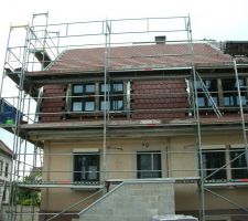 Refection toit pose de bardage zinc sur le contour des fenetres habillage du bois par zinc